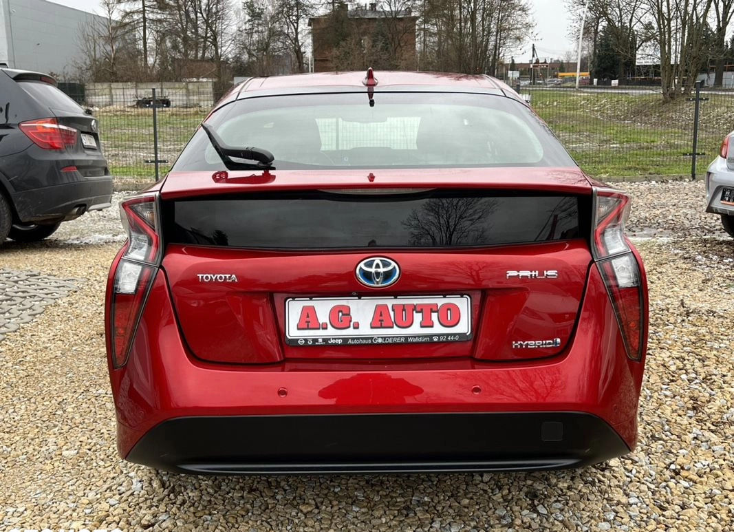 Toyota Prius cena 69900 przebieg: 141000, rok produkcji 2016 z Rawicz małe 301